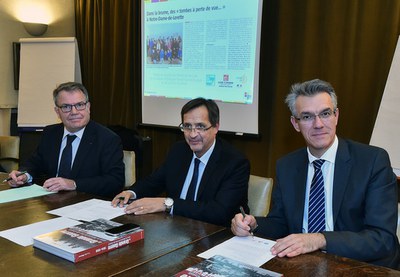 Jean-Jacques Pollet (académie), Éric Leduc («La Voix du Nord»), et Alain Denizot (Caisse d’Épargne): un engagement commun pour l’écrit Jean-Jacques Pollet (académie), Éric Leduc («La Voix du Nord»), et Alain Denizot (Caisse d’Épargne): un engagement commun pour l’écrit